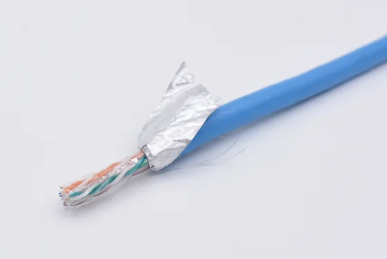 Foil tape and drain wire, peeled back / 剥开后可见铝箔与接地线