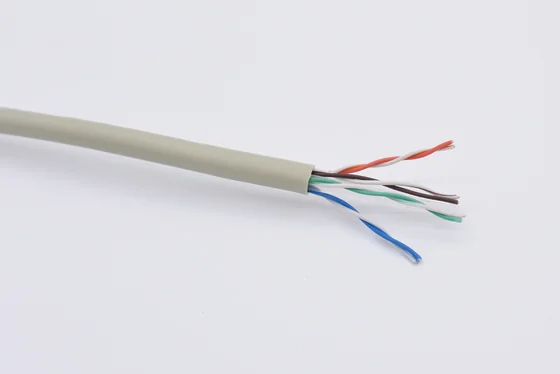 White shielded cable, foil visible / 白色屏蔽线，可见铝箔